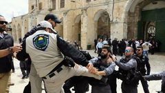 الاحتلال يعتقل حارس المسجد الأقصى محمد الصالحي