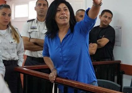 الرئيس يهاتف خالدة جرار مهنئا بالإفراج عنها من سجون الاحتلال