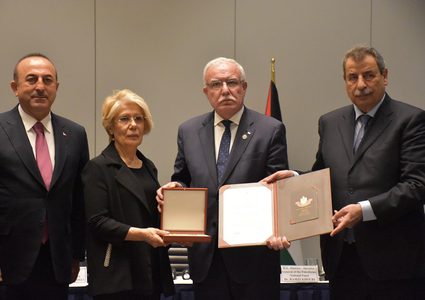 المالكي يسلم عائلة السفير الخطيب ميدالية الانجاز