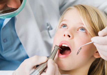 هل يمكن أن يؤثر التخدير على نمو الأسنان لدى الأطفال؟