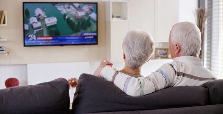 دراسة: مشاهدة كبار السن التلفاز أكثر من 3 ساعات يصيبهم بالخرف