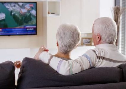 دراسة: مشاهدة كبار السن التلفاز أكثر من 3 ساعات يصيبهم بالخرف