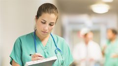 دراسة: عمل النساء ليلا يسرع من ظهور أعراض سن اليأس في عمر مبكر