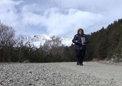 مسنة روسية في الـ 82 من عمرها تواصل عملها الشاق!