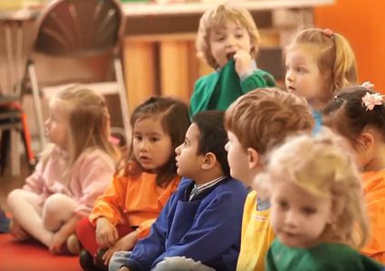 معلمة تعتدي بوحشية على طفلة صغيرة