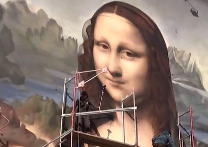 نسخة عملاقة من لوحة "الموناليزا" تزين جدار أحد فنادق برلين