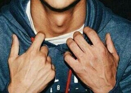 لماذا تظهر تفاحة آدم عند الرجال فقط؟