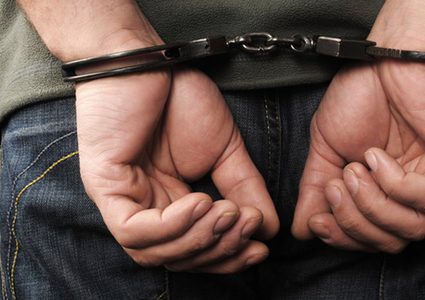 الشرطة تلقي القبض على شخص بحوزته مواد يشتبه انها مخدرة