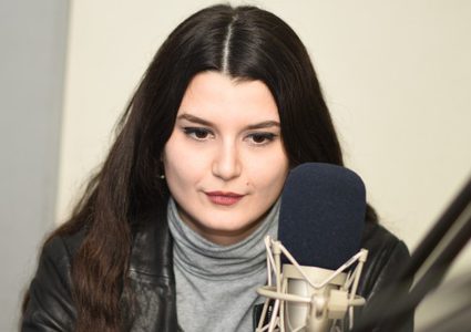 الموت يفجع نجمة سورية بوالدتها