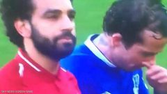 أنصار إيفرتون يسخرون من لاعبهم بعد فعلته مع صلاح