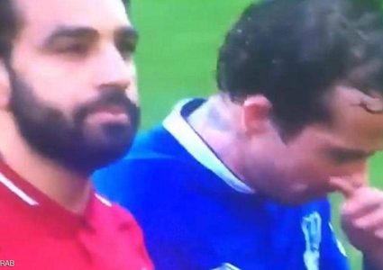 أنصار إيفرتون يسخرون من لاعبهم بعد فعلته مع صلاح