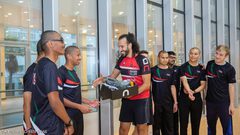 نجم مصري عالمي يتبرع بأحذية جري لرياضيي الأولمبياد الخاص