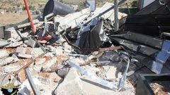 الاحتلال يهدم مغسلة سيارات وبركسين غرب سلفيت