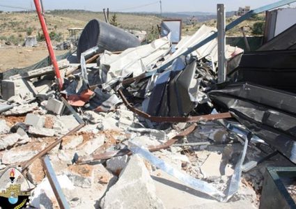 الاحتلال يهدم مغسلة سيارات وبركسين غرب سلفيت