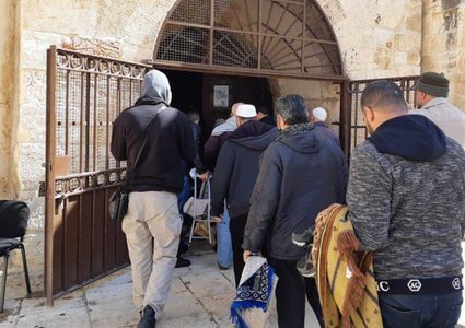 الاحتلال يمهل الأوقاف أسبوعا للرد على طلب إغلاق مصلى باب الرحمة