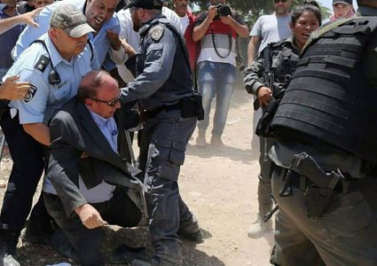 الاحتلال يقتحم منزل وزير شؤون القدس ويسلمه أمر استدعاء للتحقيق