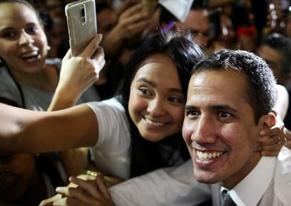 غوايدو يعود إلى بلاده وتحذيرات من المساس به