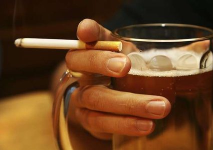 الجمع بين التدخين والكحول يدمر الدماغ