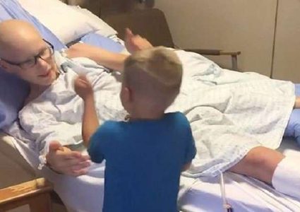 عملية جراحية تقلب قدم مراهق بالعكس! (صورة)