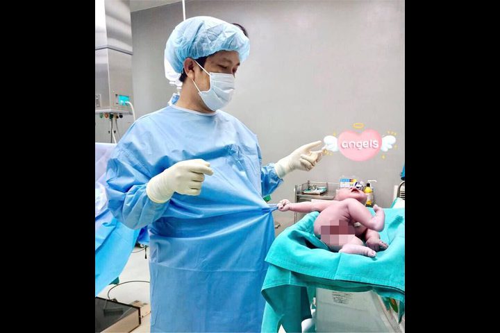 "رجعنى جوا تانى".. رضيع يمسك بملابس الطبيب عقب ولادته بلحظات