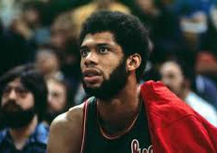 أسطورة السلة الأميركية عبد الجبار يبيع جوائزه لهدف نبيل