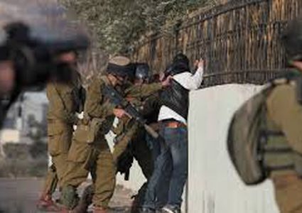 سلطات الاحتلال تعيد اعتقال اسيرا محررا قضى 17 عاما في السجون