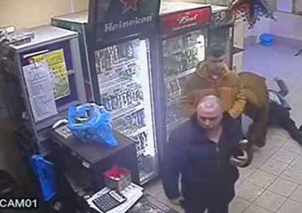 امرأة روسية تضرب رجلا عنيفا ومصارع "يو إف سي" يعلق