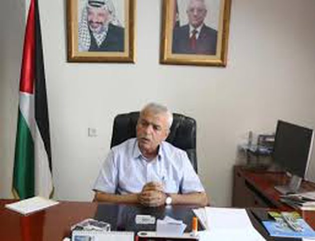 شكارنة يسلم سندات ملكية لمواطنين في قرية كفر قدوم