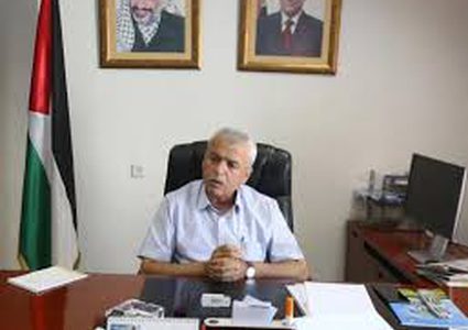 شكارنة يسلم سندات ملكية لمواطنين في قرية كفر قدوم