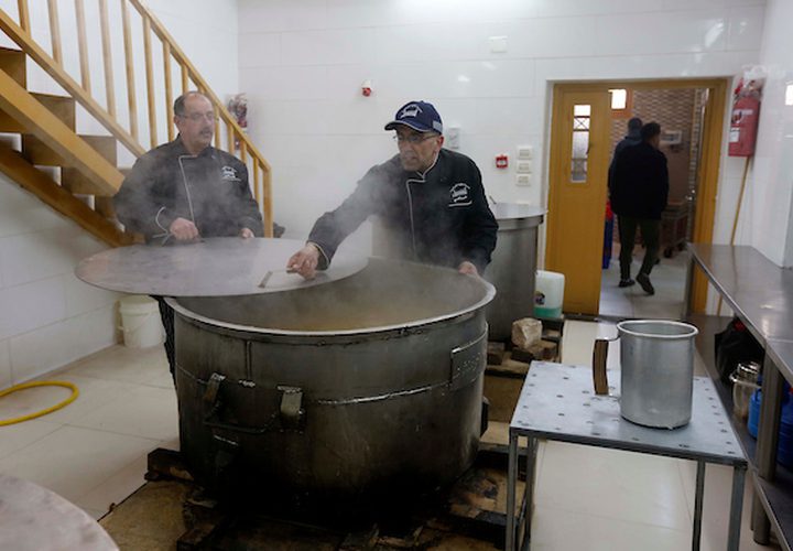 الفلسطينيون يحضرون الطعام ليوزعوا مجاناً في مدينة الخليل بالضفة الغربية ، 05 مارس 2019. تأسست التكية النبي إبراهيم في عام 960 م ، حيث يوفر المعهد الطعام لأكثر من 2000 أسرة أسبوعياً ، والعمال هم موظفون حكوميون وجميعهم يتم توفير تكاليف الغذاء من قبل سكان مدينة الخليل ، حيث يستطيع الأغنياء والفقراء الحصول على الغذاء.