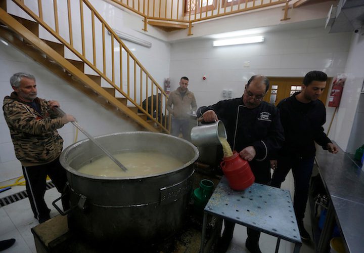 الفلسطينيون يحضرون الطعام ليوزعوا مجاناً في مدينة الخليل بالضفة الغربية ، 05 مارس 2019. تأسست التكية النبي إبراهيم في عام 960 م ، حيث يوفر المعهد الطعام لأكثر من 2000 أسرة أسبوعياً ، والعمال هم موظفون حكوميون وجميعهم يتم توفير تكاليف الغذاء من قبل سكان مدينة الخليل ، حيث يستطيع الأغنياء والفقراء الحصول على الغذاء.