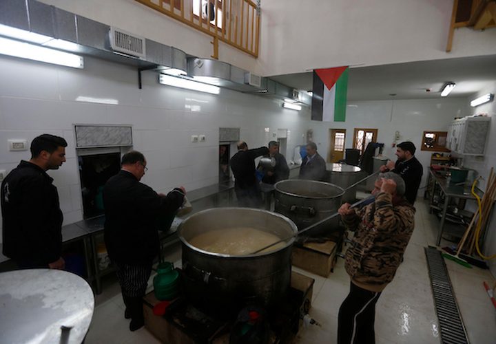 الفلسطينيون يحضرون الطعام ليوزعوا مجاناً في مدينة الخليل بالضفة الغربية ، 05 مارس 2019. تأسست التكية النبي إبراهيم في عام 960 م ، حيث يوفر المعهد الطعام لأكثر من 2000 أسرة أسبوعياً ، والعمال هم موظفون حكوميون وجميعهم يتم توفير تكاليف الغذاء من قبل سكان مدينة الخليل ، حيث يستطيع الأغنياء والفقراء الحصول على الغذاء.