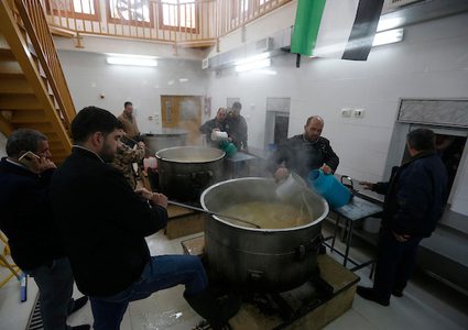 الفلسطينيون يحضرون الطعام ليوزعوا مجاناً في مدينة الخليل بالضفة الغربية ، 05 مارس 2019. تأسست التكية النبي إبراهيم في عام 960 م ، حيث يوفر المعهد الطعام لأكثر من 2000 أسرة أسبوعياً ، والعمال هم موظفون حكوميون وجميعهم يتم توفير تكاليف الغذاء من قبل سكان مدينة الخليل ، حيث يستطيع الأغنياء والفقراء الحصول على الغذاء.