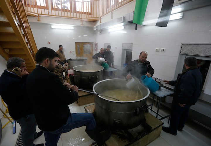 الفلسطينيون يحضرون الطعام ليوزعوا مجاناً في مدينة الخليل بالضفة الغربية ، 05 مارس 2019. تأسست التكية النبي إبراهيم في عام 960 م ، حيث يوفر المعهد الطعام لأكثر من 2000 أسرة أسبوعياً ، والعمال هم موظفون حكوميون وجميعهم يتم توفير تكاليف الغذاء من قبل سكان مدينة الخليل ، حيث يستطيع الأغنياء والفقراء الحصول على الغذاء.