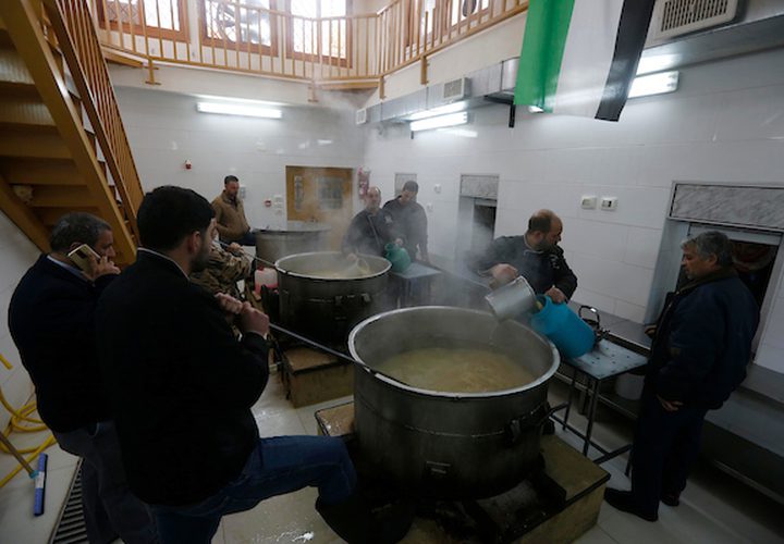 الفلسطينيون يحضرون الطعام ليوزعوا مجاناً في مدينة الخليل بالضفة الغربية ، 05 مارس 2019. تأسست التكية النبي إبراهيم في عام 960 م ، حيث يوفر المعهد الطعام لأكثر من 2000 أسرة أسبوعياً ، والعمال هم موظفون حكوميون وجميعهم يتم توفير تكاليف الغذاء من قبل سكان مدينة الخليل ، حيث يستطيع الأغنياء والفقراء الحصول على الغذاء.