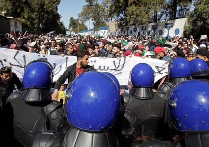 الجزائر....تظاهرات العاصمة تغلق المترو وحزب بوتفليقة يرد