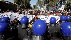 الجزائر....تظاهرات العاصمة تغلق المترو وحزب بوتفليقة يرد
