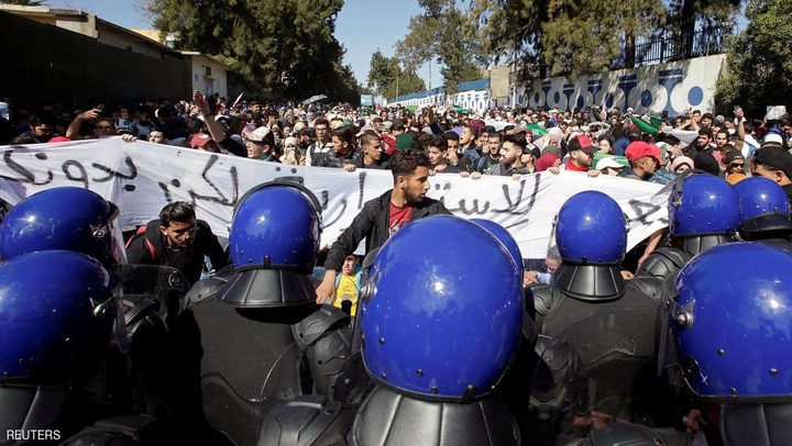 الجزائر....تظاهرات العاصمة تغلق المترو وحزب بوتفليقة يرد