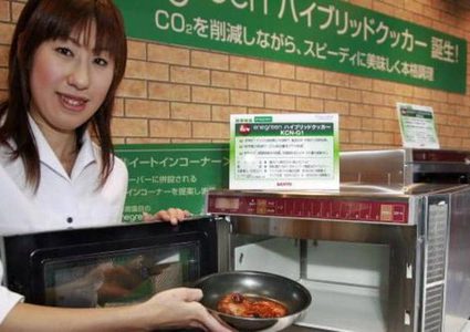 كثيرون يقعون فيها.. أخطاء خطيرة نرتكبتها مع الميكروويف