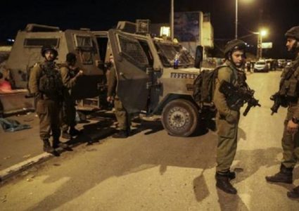 الاحتلال يفتش عدة أحياء في مدينة الخليل