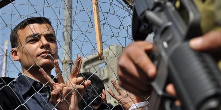 الاحتلال يمنع 7 من ذوي الأسرى من زيارة أبنائهم