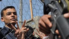 الاحتلال يمنع 7 من ذوي الأسرى من زيارة أبنائهم