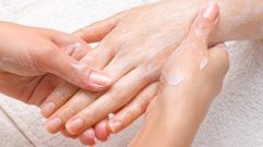وصفة مجربة لتنعيم وتفتيح اليدين