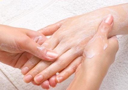 وصفة مجربة لتنعيم وتفتيح اليدين