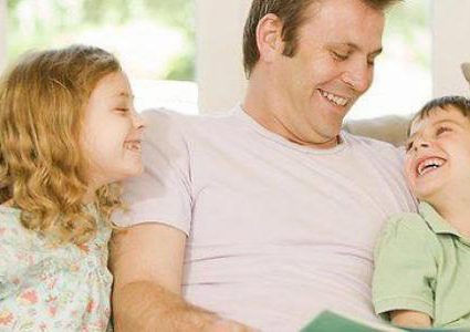 دراسة: تشجيع الأبناء على التعبير عن مشاعرهم يحميهم من الاكتئاب