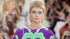 الجليتر يزين مكياج عيون صيف 2019