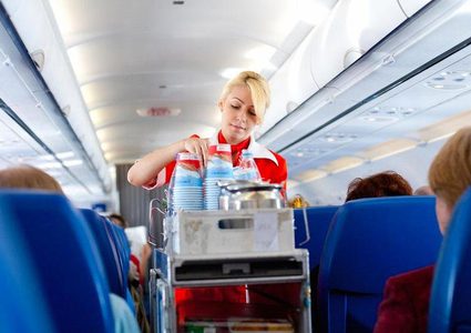 في حادثة غريبة.. طائرة تهبط اضطرارياً بسبب «القهوة والشاي»