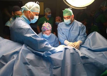 وفد الصحة الفلسطينية يجري عمليات معقدة في مستشفيات فنزويلا