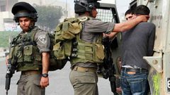 الاحتلال يعتقل شابا من بيت أمر