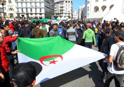 الجزائر.. "سلمية" الاحتجاجات "تقمع" المناوئين لها